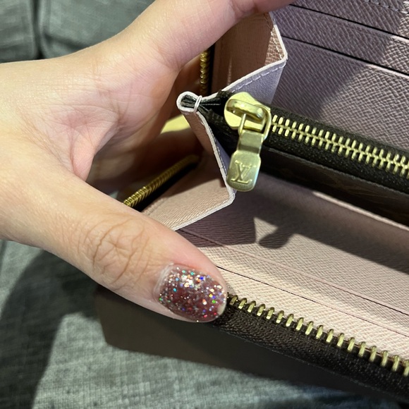 Louis Vuitton Clemence wallet in monogram rose ballerine interior - Picture 6 of 6
